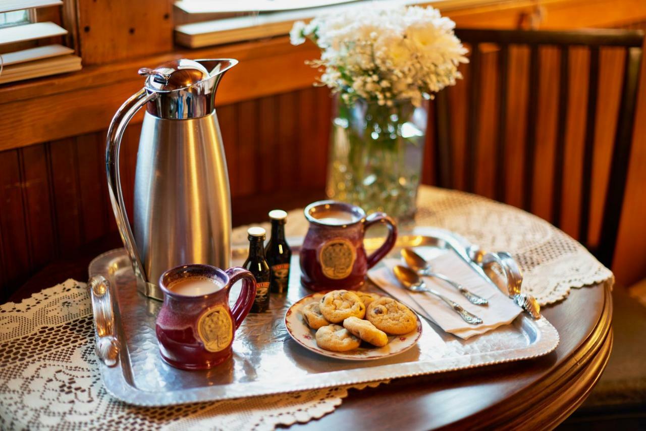 Avenue Hotel Bed And Breakfast Маниту Спрингс Екстериор снимка